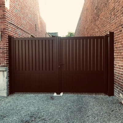 Portail en aluminium Gracia brun RAL 8014, avec lames brise-vue