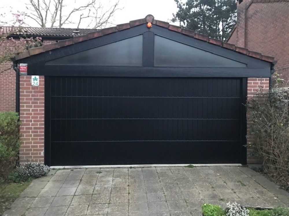 Porte de garage Estanto noir