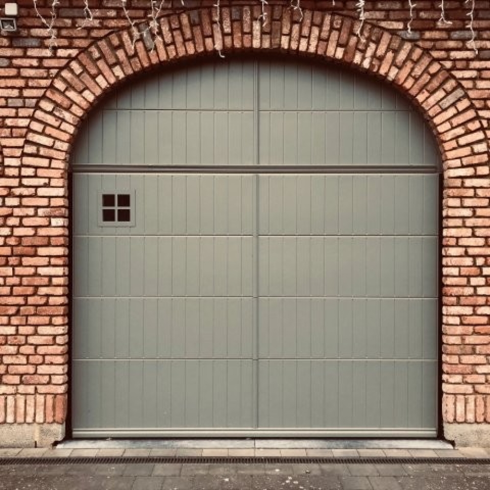 Porte Estanto gris béton avec imposte fixe, moulures et plinthes