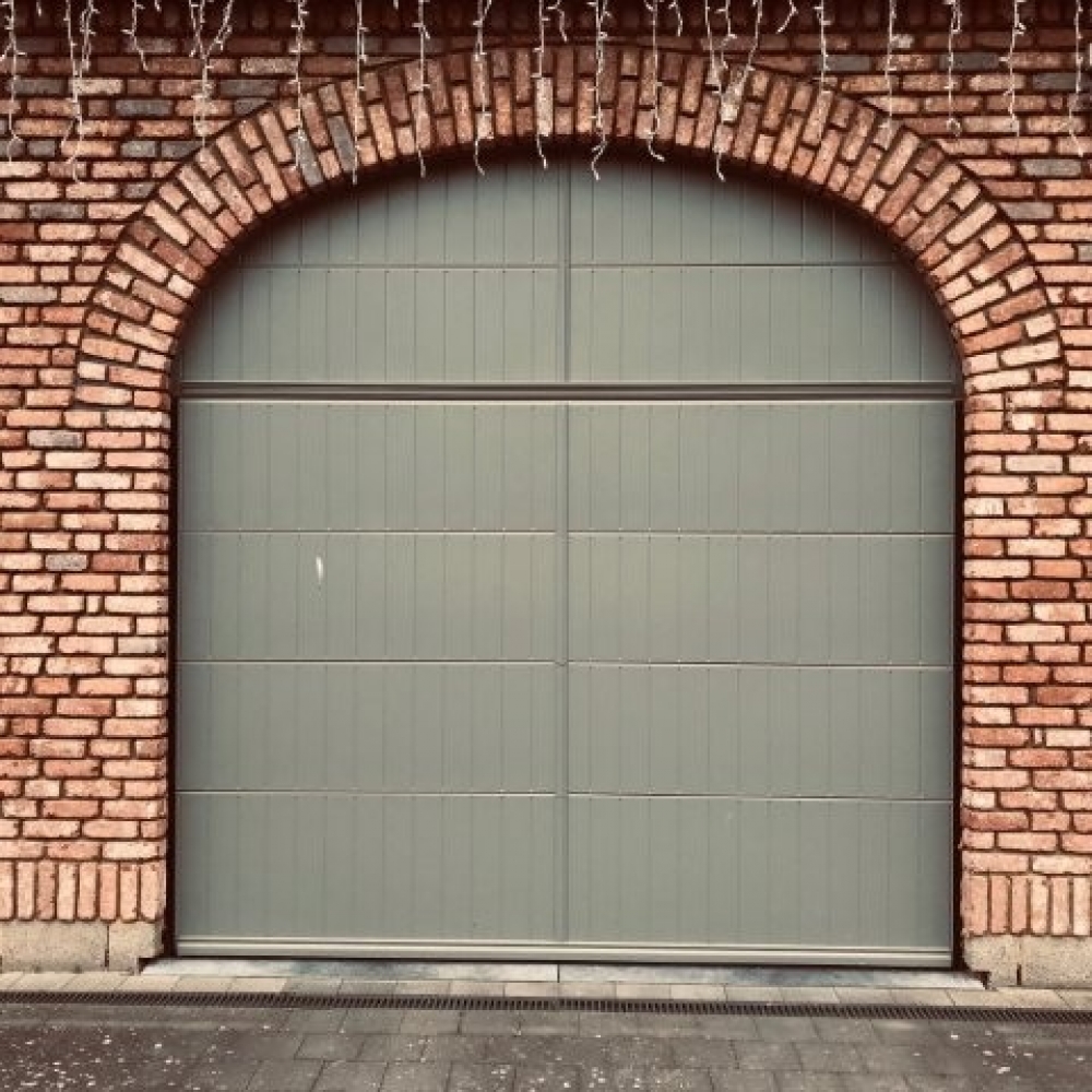 Porte Estanto gris béton avec imposte fixe, moulures et plinthes