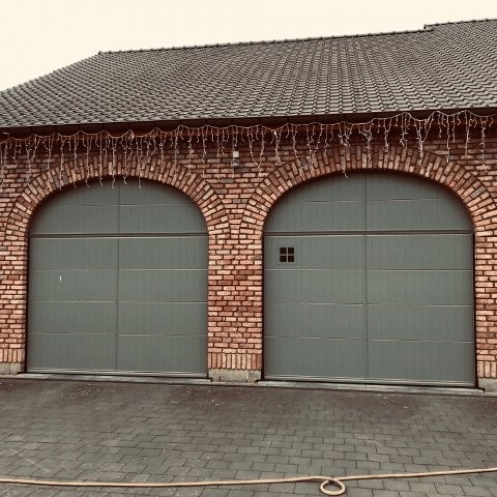 Porte Estanto gris béton avec imposte fixe, moulures et plinthes