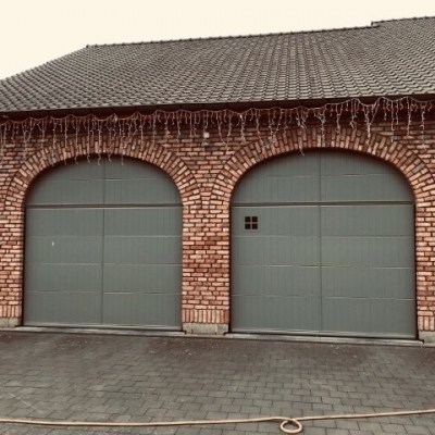 Porte Estanto gris béton avec imposte fixe, moulures et plinthes