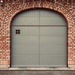 Porte Estanto gris béton avec imposte fixe, moulures et plinthes