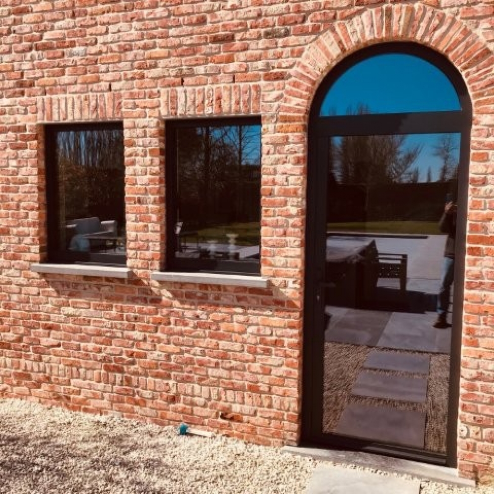 Châssis en aluminium gris noir 7021 avec fenêtres à cadre ouvrant caché, Inviso - Profel