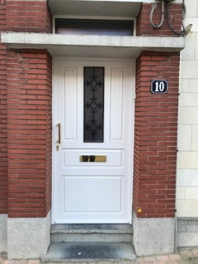 Porte en PVC blanc, avec panneaux à facette et grille imitation fer forgé