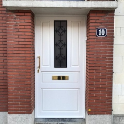 Porte en PVC blanc, avec panneaux à facette et grille imitation fer forgé