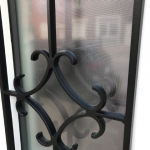 Porte en PVC blanc, avec panneaux à facette et grille imitation fer forgé