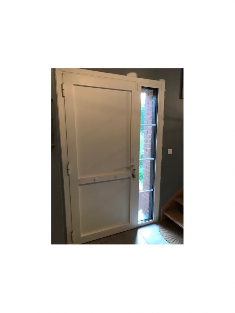 Porte en alu, laqué noir, avec panneaux en escalier - Profel