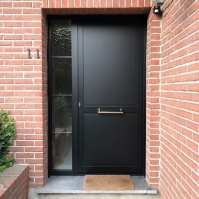 Porte en alu, laqué noir, avec panneaux en escalier - Profel