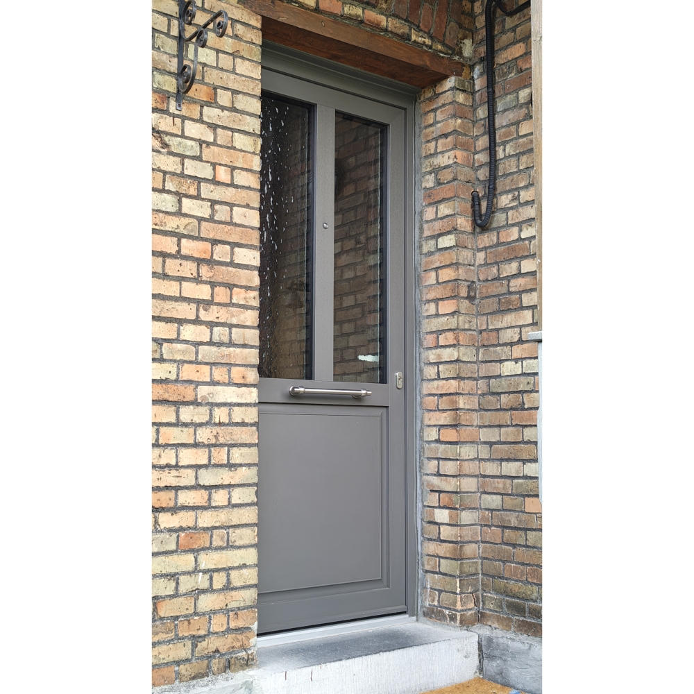 Porte PVC gris quarz avec panneau à facette, poignée Bona - Profel