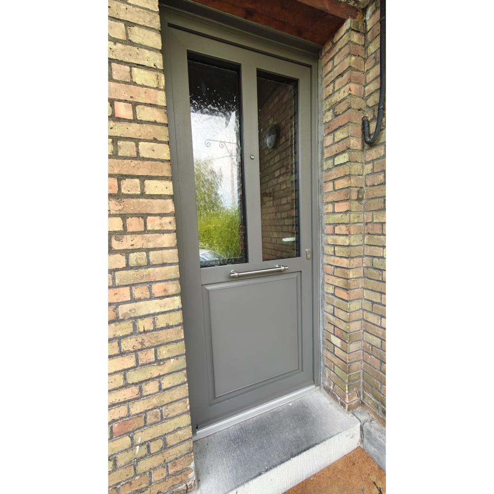 Porte PVC gris quarz avec panneau à facette, poignée Bona - Profel