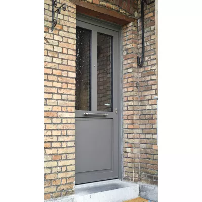 Porte PVC gris quarz avec panneau à facette, poignée Bona - Profel