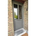 Porte PVC gris quarz avec panneau à facette, poignée Bona - Profel