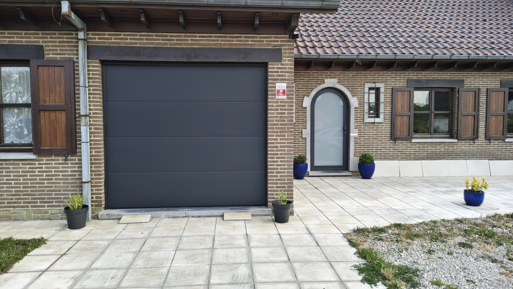 Porte en PVC gris-noir RAL 7021 - Profel