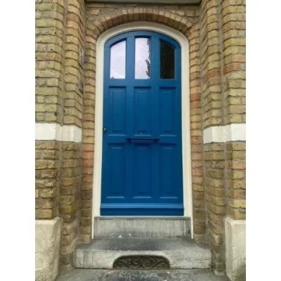 Porte en bois Méranti peint en bleu Capri RAL 5019 - Profel