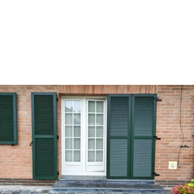 Volets battants ajourés en aluminium laqué vert sapin