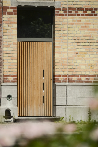 Porte en aluminium avec bardage en bois