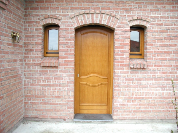 Porte en bois brun clair