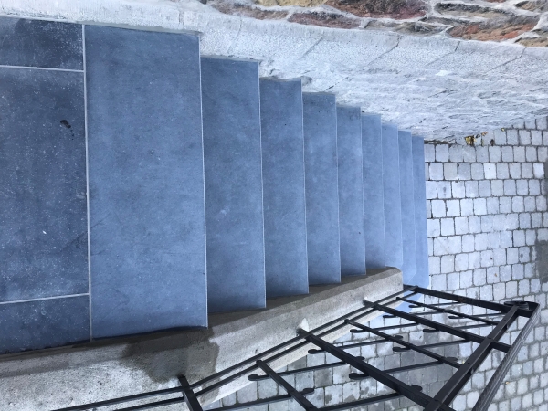 Escalier en pierre bleue